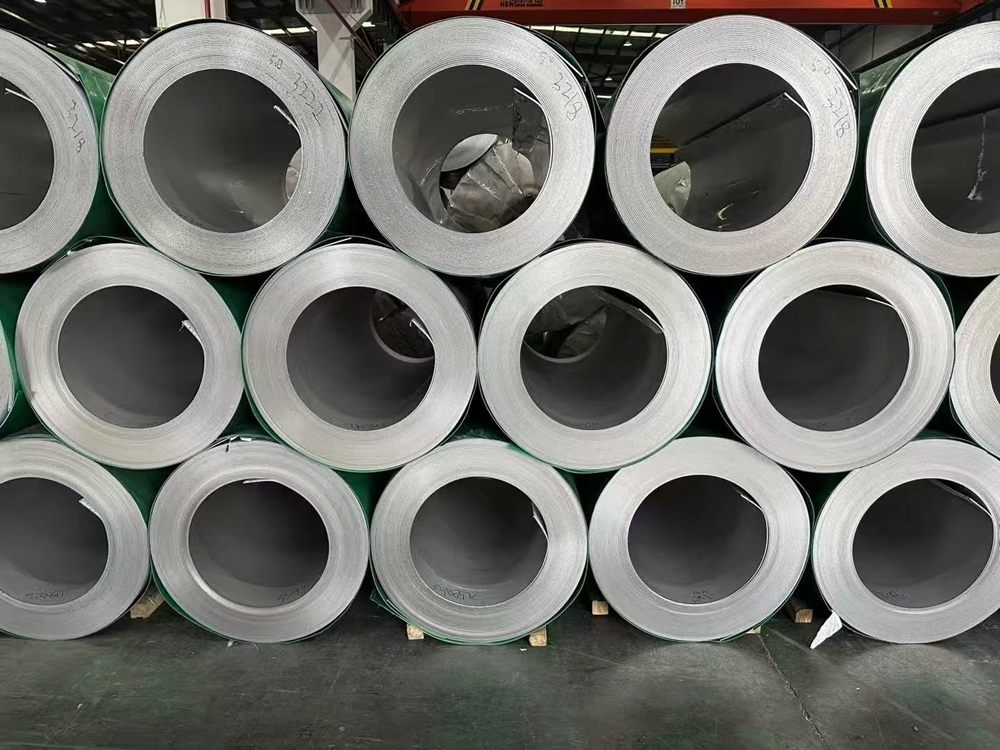 Nickel prices surged by 4.88% against the trend, and inventory levels slowly dissipated - expectations of supply contraction overwhelmed inventory pressure